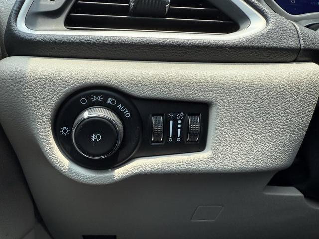 Photo of 2023 Silver Mist Clearcoat Chrysler Pacifica Hybrid