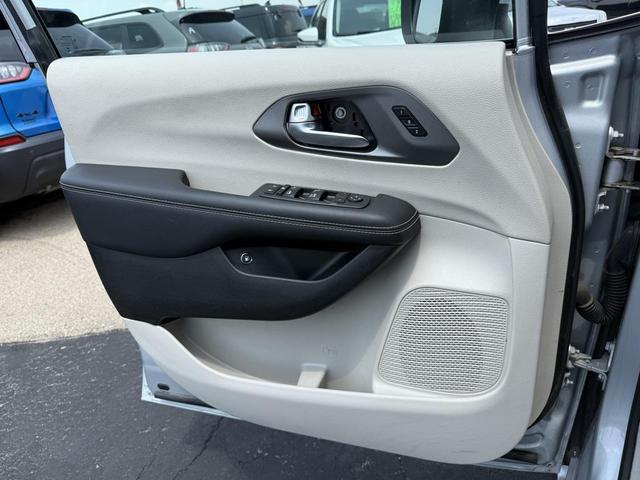 Photo of 2023 Silver Mist Clearcoat Chrysler Pacifica Hybrid