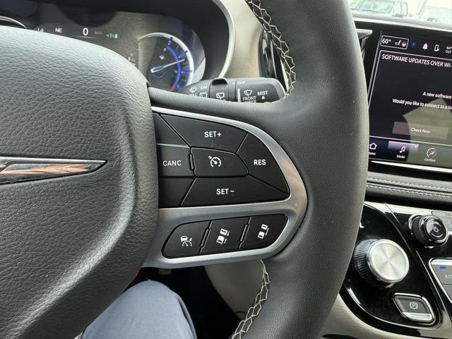 Photo of 2023 Silver Mist Clearcoat Chrysler Pacifica Hybrid