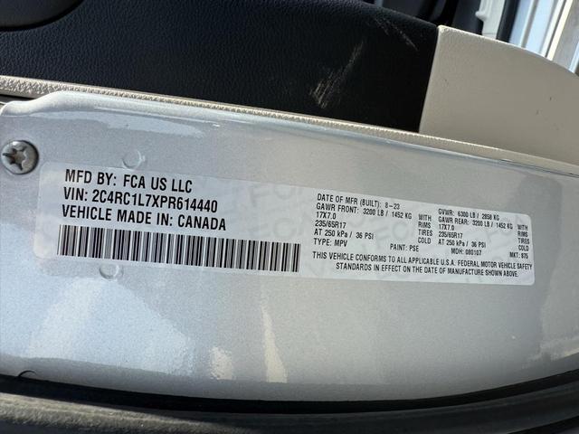 Photo of 2023 Silver Mist Clearcoat Chrysler Pacifica Hybrid