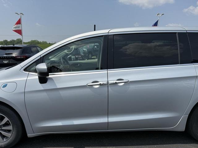 Photo of 2023 Silver Mist Clearcoat Chrysler Pacifica Hybrid