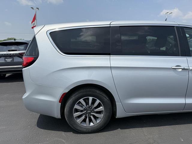 Photo of 2023 Silver Mist Clearcoat Chrysler Pacifica Hybrid
