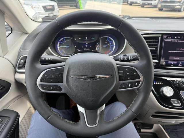 Photo of 2023 Silver Mist Clearcoat Chrysler Pacifica Hybrid