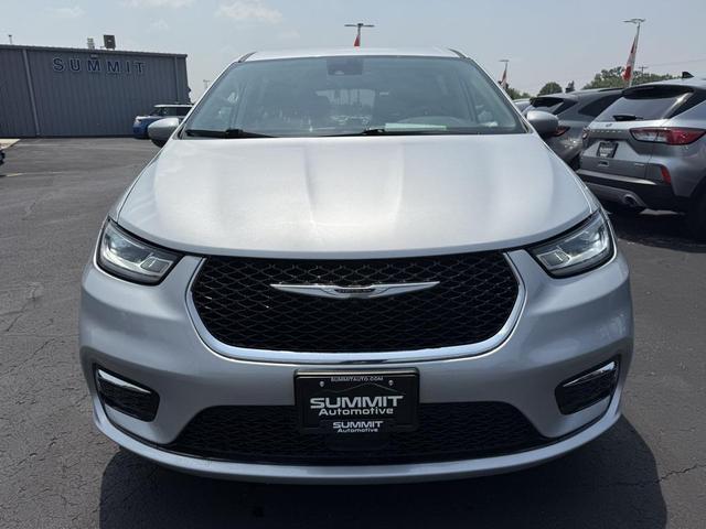 Photo of 2023 Silver Mist Clearcoat Chrysler Pacifica Hybrid
