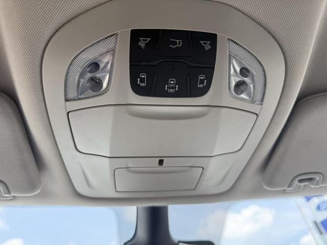 Photo of 2023 Silver Mist Clearcoat Chrysler Pacifica Hybrid