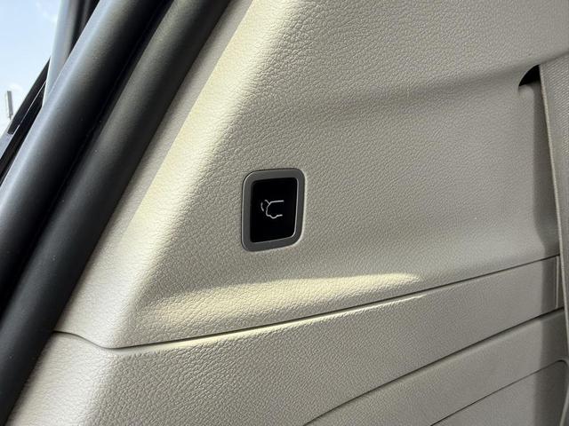 Photo of 2023 Silver Mist Clearcoat Chrysler Pacifica Hybrid