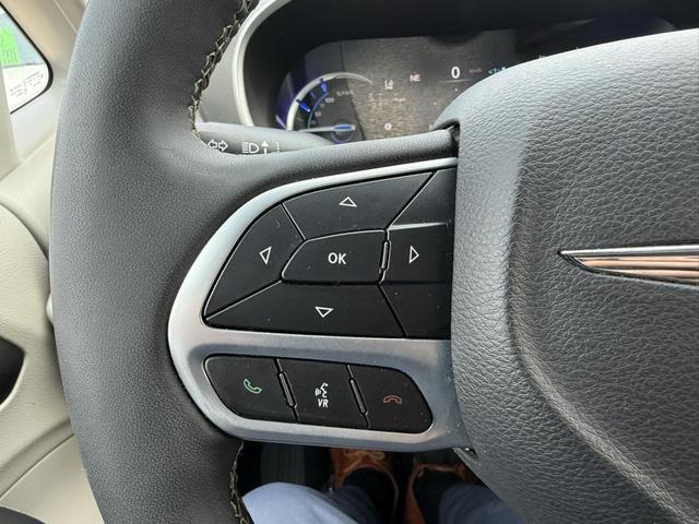 Photo of 2023 Silver Mist Clearcoat Chrysler Pacifica Hybrid