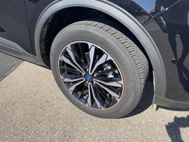 Photo of 2022 Agate Black Metallic Ford Escape