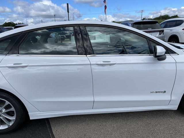 Photo of 2019 Oxford White Ford Fusion Hybrid