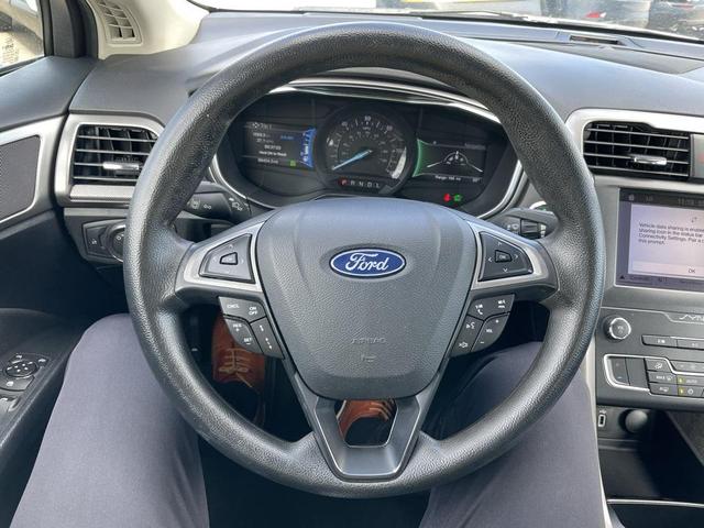 Photo of 2019 Oxford White Ford Fusion Hybrid