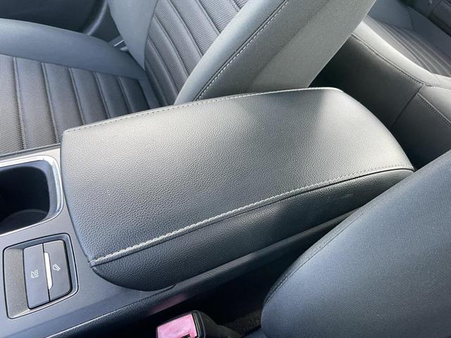Photo of 2019 Oxford White Ford Fusion Hybrid