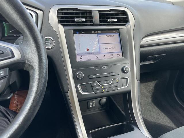 Photo of 2019 Oxford White Ford Fusion Hybrid