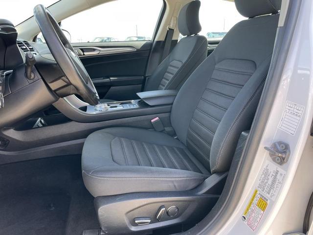Photo of 2019 Oxford White Ford Fusion Hybrid