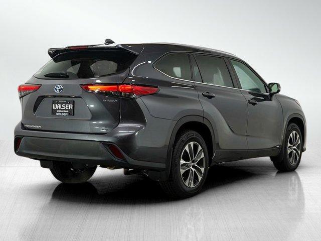 Photo of 2022 Magnetic Gray Metallic Toyota Highlander Hybrid