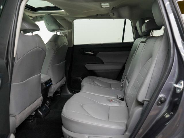 Photo of 2022 Magnetic Gray Metallic Toyota Highlander Hybrid