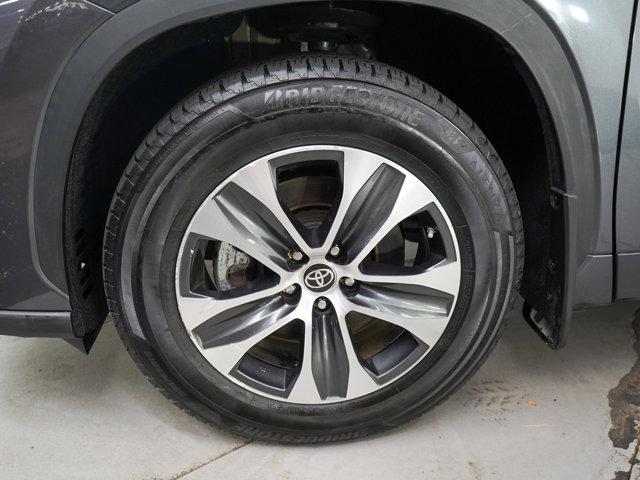 Photo of 2022 Magnetic Gray Metallic Toyota Highlander Hybrid