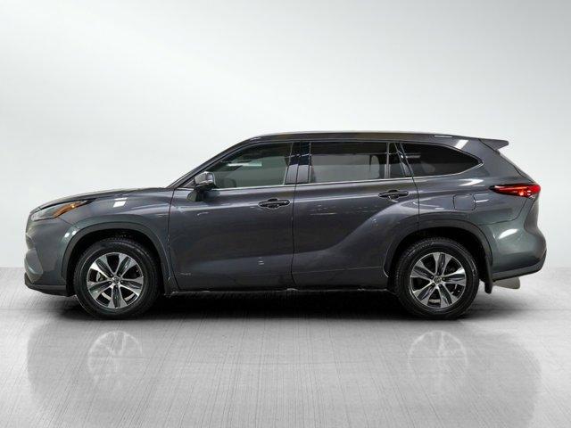 Photo of 2022 Magnetic Gray Metallic Toyota Highlander Hybrid