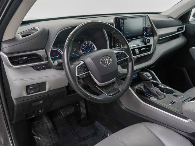 Photo of 2022 Magnetic Gray Metallic Toyota Highlander Hybrid