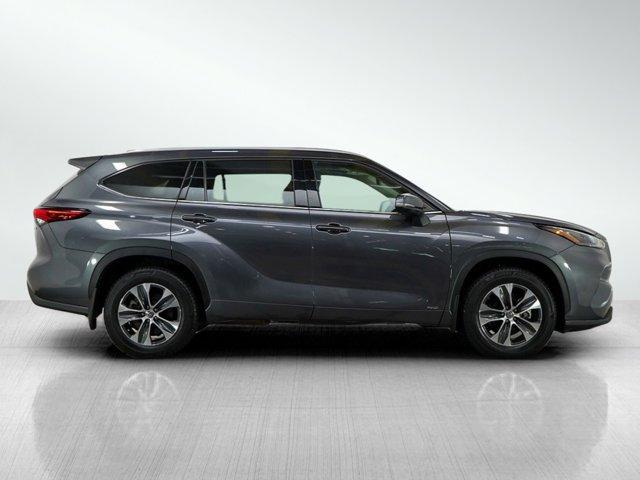 Photo of 2022 Magnetic Gray Metallic Toyota Highlander Hybrid