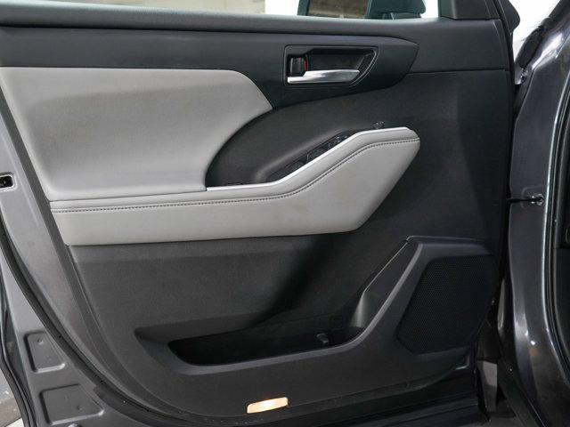Photo of 2022 Magnetic Gray Metallic Toyota Highlander Hybrid