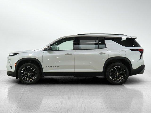 Photo of 2025 Iridescent Pearl Tricoat Chevrolet Traverse