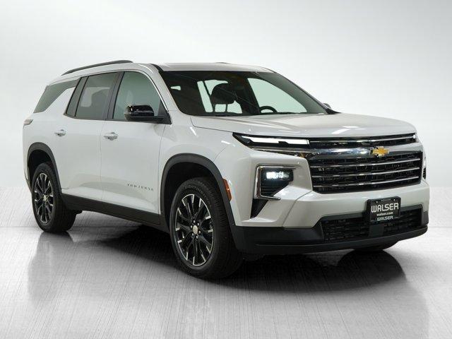Photo of 2025 Iridescent Pearl Tricoat Chevrolet Traverse