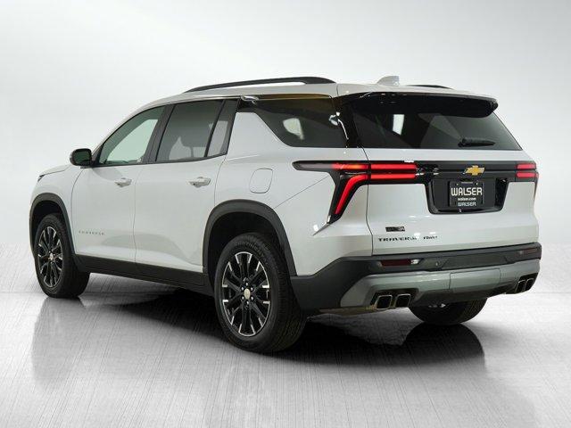 Photo of 2025 Iridescent Pearl Tricoat Chevrolet Traverse