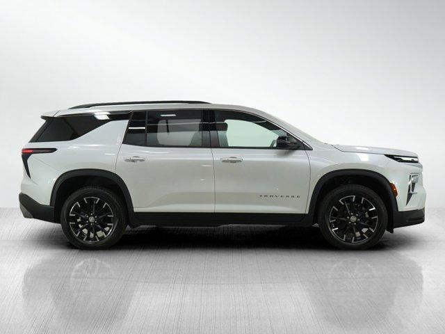 Photo of 2025 Iridescent Pearl Tricoat Chevrolet Traverse