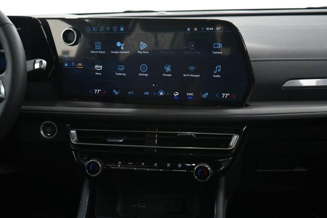 Photo of 2025 Iridescent Pearl Tricoat Chevrolet Traverse