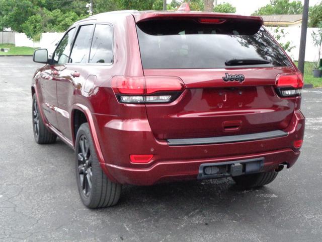 Photo of 2017 Velvet Red Pearlcoat Jeep Grand Cherokee