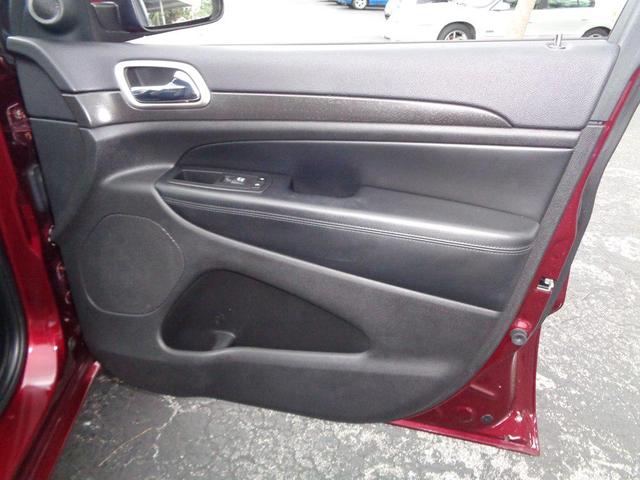Photo of 2017 Velvet Red Pearlcoat Jeep Grand Cherokee