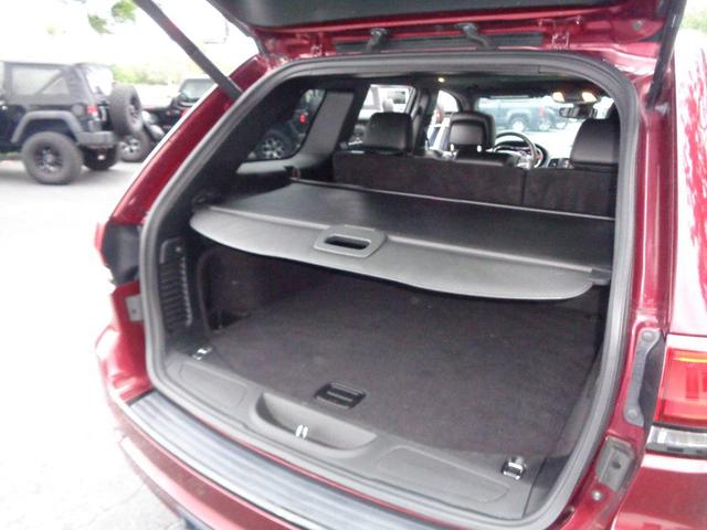 Photo of 2017 Velvet Red Pearlcoat Jeep Grand Cherokee