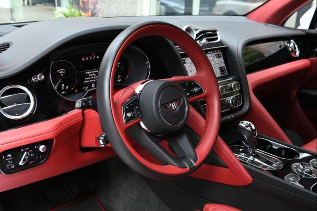 Photo of 2023 Glacier White Solid Bentley Bentayga