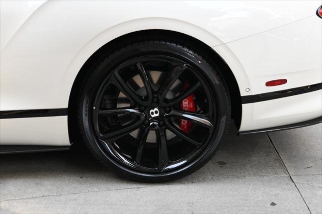 Photo of 2022 Glacier White Solid Bentley Continental GT