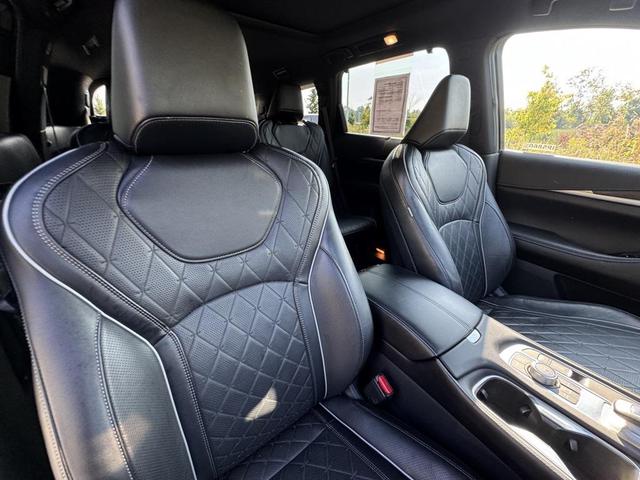 Photo of 2023 Majestic White/Black Obsidian INFINITI QX60