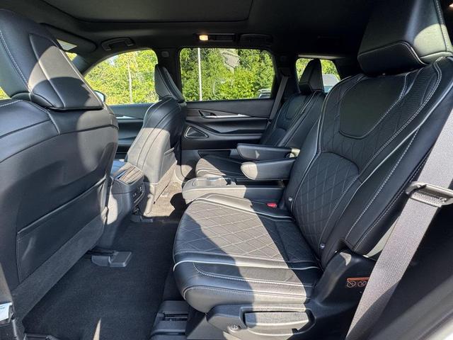 Photo of 2023 Majestic White/Black Obsidian INFINITI QX60