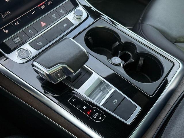 Photo of 2022 Glacier White Audi Q7