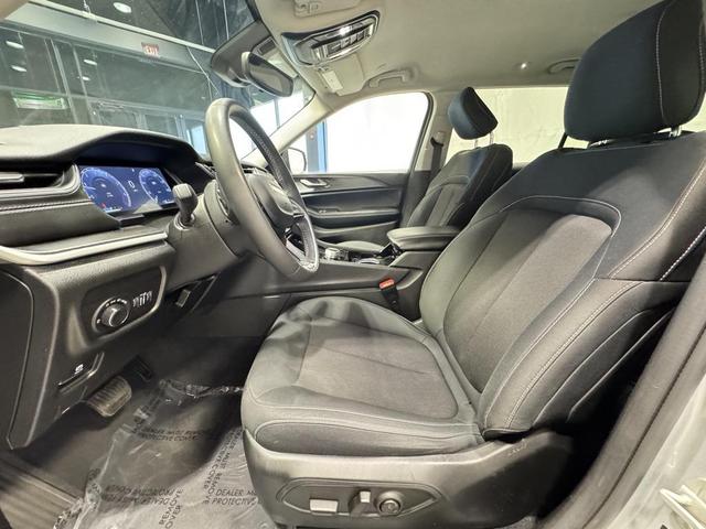 Photo of 2023 Silver Zynith Jeep Grand Cherokee L