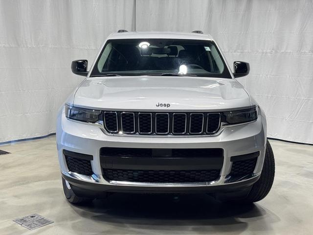 Photo of 2023 Silver Zynith Jeep Grand Cherokee L