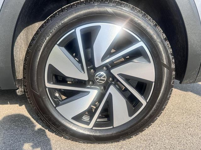 Photo of 2024 Platinum Gray Metallic Volkswagen Atlas