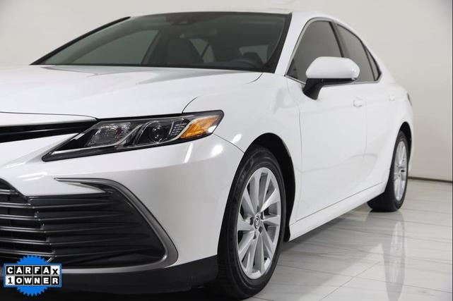 Photo of 2022 White Toyota Camry
