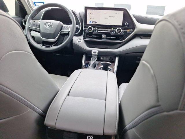Photo of 2023 Celestial Silver Metallic Toyota Highlander