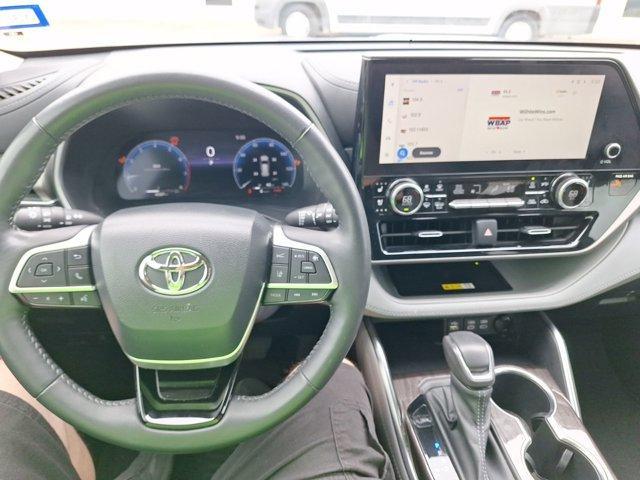 Photo of 2023 Celestial Silver Metallic Toyota Highlander