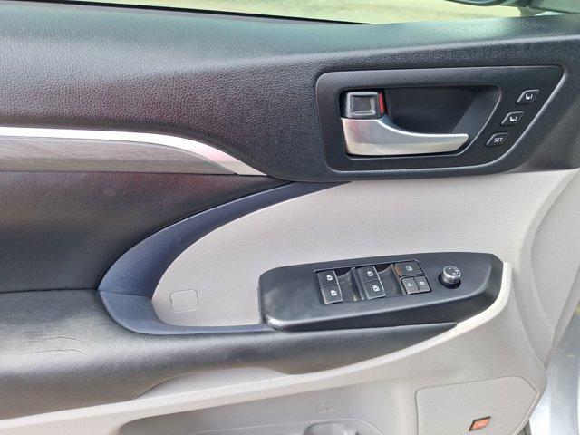 Photo of 2019 Celestial Silver Metallic Toyota Highlander Hybrid