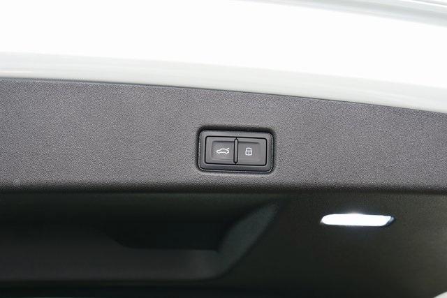 Photo of 2025 Glacier White Metallic Audi Q5