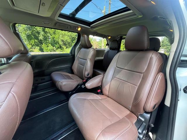 Photo of 2017 White Toyota Sienna