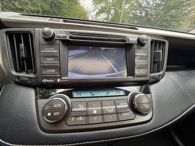 Photo of 2015 Super White Toyota RAV4