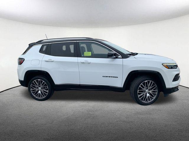 Photo of 2022 Bright White Clearcoat Jeep Compass