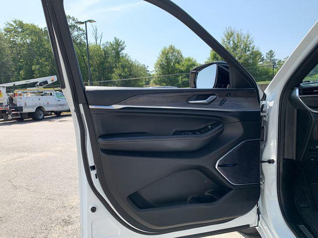 Photo of 2022 Silver Zynith Jeep Grand Cherokee L