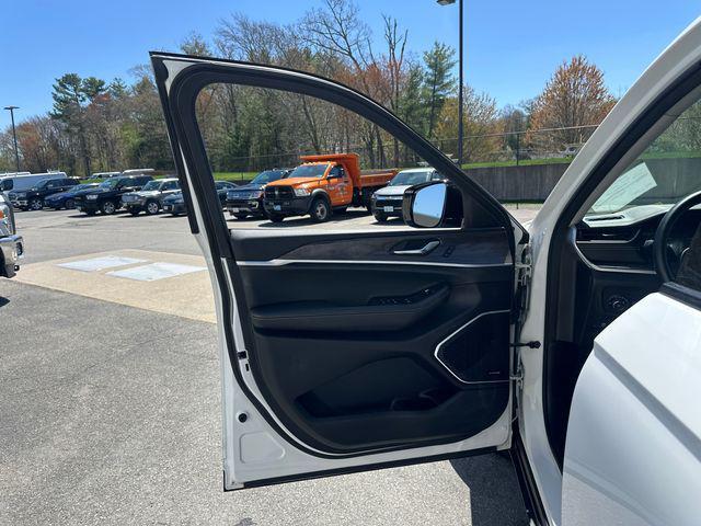 Photo of 2021 Bright White Clearcoat Jeep Grand Cherokee L